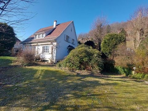 Cette maison vous séduira par ses beaux volumes, sa luminosité et son grand terrain arboré et constructible. Idéalement située en bas du village, dans un quartier paisible, proche des écoles ainsi que des commerces, elle se compose comme suit : Sous-...