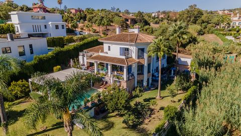 Discover this spectacular detached villa located in the heart of Sotogrande Costa, one of the most sought-after areas on the Costa del Sol. Perfect for those seeking luxury, privacy, and a prime location. Key features of the property: Renovated outdo...