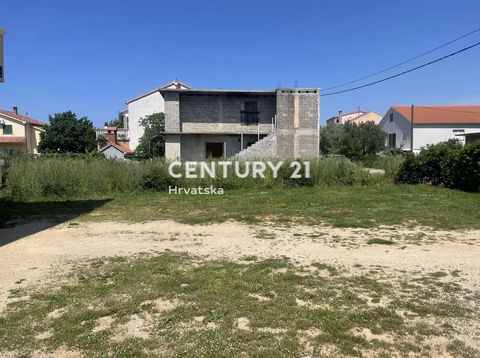 À vendre est une maison inachevée de deux étages située à Biograd na Moru dans la région de Granda. La maison a été construite entre 1989 et 1994 sur un terrain de 130m2, tandis que la maison elle-même a une empreinte au sol de 95m2, et la cour dispo...