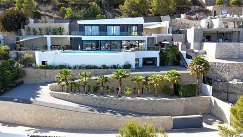 Located in the exclusive and quiet area of Raco de Galeno in Benissa, this stunning villa combines luxury, comfort and a privileged location. With easy access to shops, restaurants and beaches, it is only 2 km from the sea and the town centre, offeri...