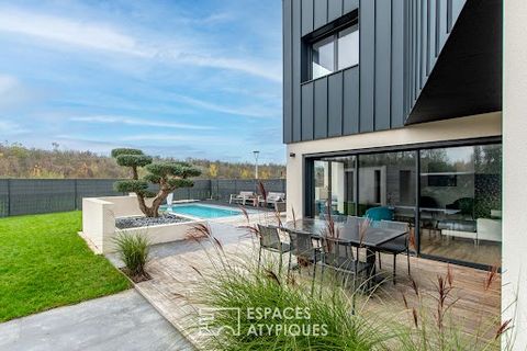 North of Angers, in the popular town of Lion d'Angers, this recently built family home offers approximately 195 sqm of living space, built on a plot of 527 sqm. Brightness, beautiful volumes, comfort and energy performance are the key words of this h...