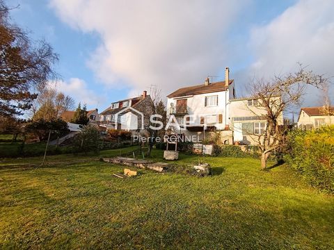 Maison de maçon indépendante de 95 m² au coeur de Château-Thierry comprenant 3 chambres, élevée sur un terrain de 1 370 m² orientée au sud. Vue dégagée exceptionnelle sur 180°, calme assuré, aménagement possible d'un logement indépendant de 60 m², ga...