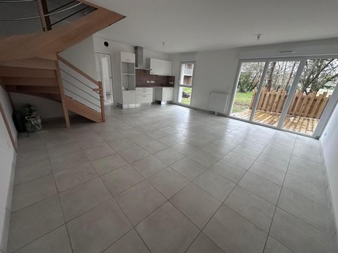 Proche de toutes commodité,cet appartement de plain pied correspondra à votre demande,au nord d’Angers,en rez de jardin,un salon séjour avec son espace terrasse plein sud,cuisine ouvert,sa chambre de plain pied,salle d'eau wc,buanderie,à l'étage quat...