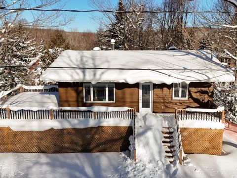 Discover this superb freshly renovated house, located in Saint-Adolphe-d'Howard, near the beautiful Lac Long. Offering a peaceful and enchanting living environment, this property is perfect for lovers of nature and tranquility, while being just minut...