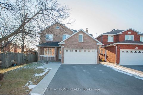 Nestled in desirable east credit neighborhood in Mississauga, this rarely offered 4 bedrooms 4.5 bathroom home featuring two ensuites, a meticulously designed kitchen and a professionally finished basement with movie theater, bar, one bedroom and a 3...