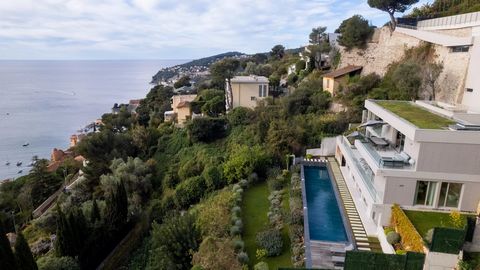 Nestled in the heart of a private and secure estate in Villefranche-sur-Mer, this contemporary villa of 330m2, featuring 6 bedrooms and connected across all levels by an elevator, is set on a plot of approximately 2,200m2. With its elevated position ...