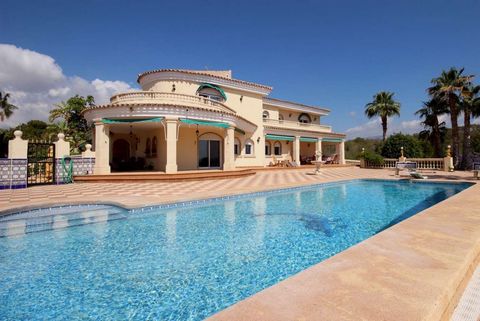 Wonderful villa in a quiet and private area of Alfaz del Pi It was built in 2000 and still in perfect condition The main house has five bedrooms four bathrooms guest toilet living room and library with fireplace dining room kitchen and lift It has tw...