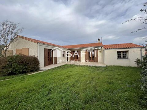 MESCHRES SUR GIRONDE 17132 : En centre-ville avec toutes les commodités à pieds. Agréable villa comprenant huit pièces pour une surface d'environ 208m². Elle se compose en rez de chaussée : d'une entrée, un salon/salle à manger traversant avec chemin...