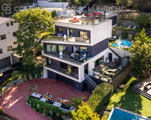 Spectacular Designer House for Sale and possibility of rent to buy. This stunning designer residence stands majestically on a spacious plot of 1,002 square meters in the prestigious neighborhood of Can Cortès, a residential enclave of exclusive singl...