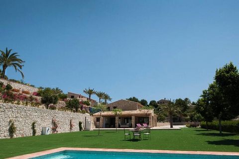 Questa incantevole villa si trova nella bellissima regione spagnola della Costa Blanca e offre una piscina privata e sistemazioni per un massimo di sei persone. La struttura dispone di tre comode camere da letto, due bagni e un ulteriore bagno per gl...