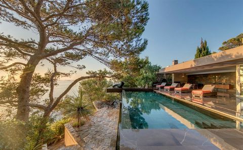 Modern sea facing villa with sunset in Cala Moli for sale Welcome to this exquisite villa situated on a serene 871m2 flat land surrounded by nature and offering breathtaking views of the sparkling Mediterranean Sea and picturesque countryside. Design...