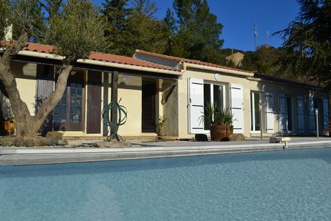 Cette villa est située dans le Berlou français et comporte 4 chambres. Idéal pour des vacances entre amis ou en famille. La villa dispose d'un beau jardin où la piscine allongée attire immédiatement l'attention. Les environs sont constitués de vignob...