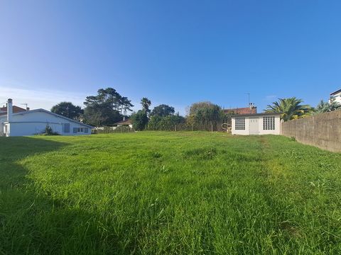 TARNOS PLAGE - A 1 km de la plage du Métro, venez découvrir cette charmante bâtisse entièrement rénovée, sans vis à vis, le tout sur un terrain de 1137 m2 . De plain pied, elle se compose de 3 chambres, un séjour, une cuisine/salle à manger, une sall...