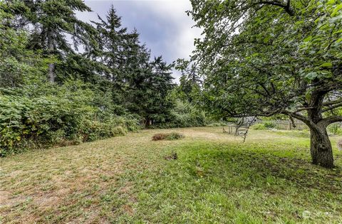 Build your new home on this level double lot, located in a wonderful established neighborhood in the heart of Port Townsend. The property consists of two 5000 sq ft lots. Options include: spreading out and building on both lots or you could build on ...