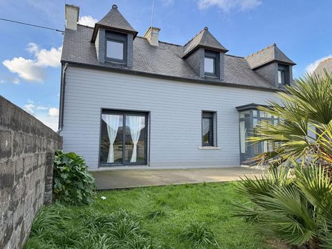 EXCLUSIVITÉ Maison de Charme à Pleubian : Votre Havre de Paix en Bretagne ! Un emplacement idéal pour allier confort et nature A seulement 450 mètres du centre de Pleubian, cette maison de 118 m² environ allie charme, confort moderne et situation pri...