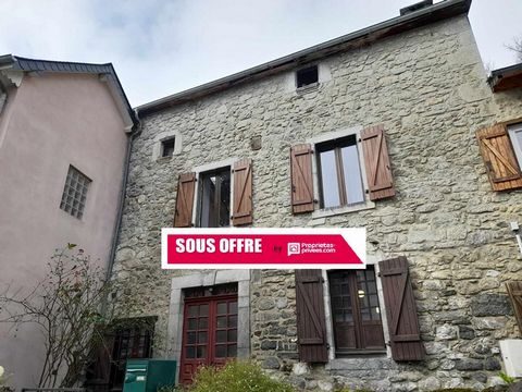 - SOUS OFFRE ACCEPTEE - A 8 minutes d'Arudy, sur la commune de Sainte-Colome, belle maison en pierre sur 3 niveaux avec terrasses et jardin. Cette bâtisse de 160m2 au sol, 135m2 habitables, est composée ainsi : Au RDC, une pièce de vie de 38,5m2 comp...