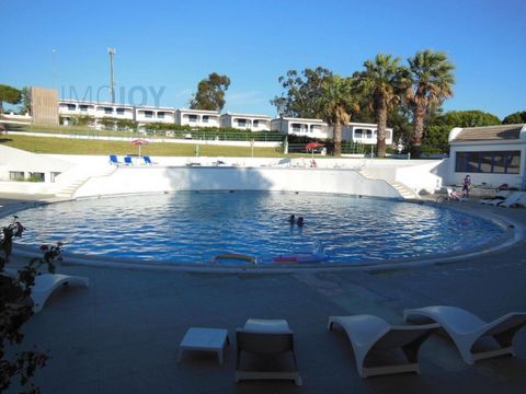 Egal, ob Sie eine Wohnung zum Wohnen oder einen Ferienort in Strandnähe suchen, diese Immobilie ist ideal für Sie. Das Jardins da Balaia Tourist Village liegt im Touristenkomplex 'Quinta de Balaia', 1,5 km vom Strand Santa Eulália und 2 km von Montec...