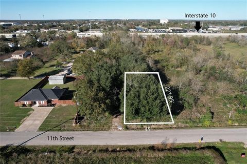 Raw Land. Located on 11th Street, directly adjacent to Interstate 10! Build your dream home, build your dream workshop for your business. Develop and chase profits on this piece of highly sought after raw land. .23 acres of land, clearing required fo...