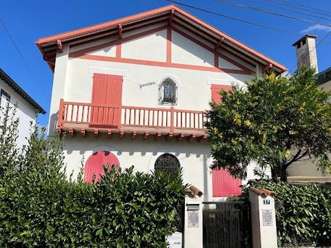 Maison des années 30 à rénover avec beaucoup de cachet, édifiée sur 2 niveaux dans un environnement calme et verdoyant, toute proche du Parc d'Hiver et de Biarritz, à proximité des commerces, des écoles et des transports. Un très beau projet pour les...