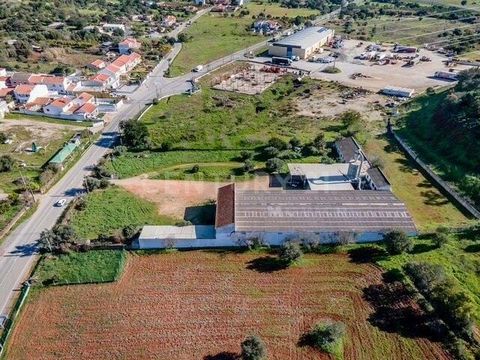 Situé dans la zone industrielle de São Bartolomeu de Messines, à côté de la sortie de lautoroute A2 et à environ 2 km de lIC1. Actuellement en activité en tant quatelier de menuiserie. Affectation aux entrepôts et à lactivité industrielle. Superficie...