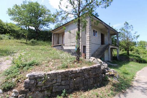 Location: Istarska županija, Pićan, Pićan. Pićan, surroundings, we are selling a house that has been started in a quiet location surrounded by untouched nature. The house with the started construction consists of a ground floor and an upper floor. Th...