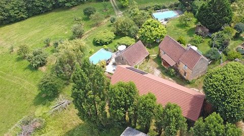 Marquay 24620. Steingrundstück, 2 Ferienhäuser, Scheunen, Studio, 2 Swimmingpools, Grundstück von 7294m². Verkaufspreis: 415.900 Euro (Maklergebühren: 3,99% TTC inklusive Käufergebühr, d.h. 400.000 Euro ohne Gebühren). Im Herzen des goldenen Dreiecks...