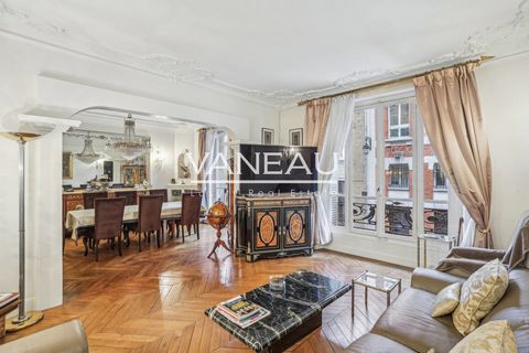 At the foot of the Carreau du Temple in a quiet street and in the immediate vicinity of the shops of the Rue de Bretagne and the Marché des Enfants Rouges. The Vaneau group offers you an exclusive beautiful 125m² apartment in bare ownership on the fi...