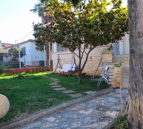 Vorteilhaftes Haus im Zentrum von Umag in zweiter Reihe zum Meer, nur 100 Meter vom Wasser entfernt! Dieses Einfamilienhaus steht im exklusivsten Teil der Stadt Umag zum Verkauf. Es liegt in einem wunderschön angelegten grünen Garten von 488 m2 und b...