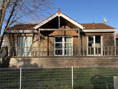 Etwas mehr als 2 km vom Zentrum von Soulac-sur-Mer entfernt befindet sich dieses Holzrahmenhaus in einer kleinen, sicheren Eigentumswohnung. Es ist hell und funktional und bietet ein Wohnzimmer mit offener Küche, zwei Schlafzimmer, ein Duschbad und e...