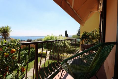 Proponiamo in vendita un elegante bilocale finemente arredato, situato in un esclusivo residence a Moniga del Garda, con vista panoramica sul Lago di Garda. L'appartamento è ideale per chi cerca comfort e tranquillità, grazie alla posizione privilegi...