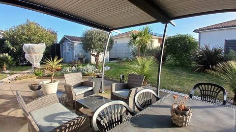 Frederiqure Herve from the Selection Habitat agency in Hossegor invites you to discover this charming house at the gates of Dax in a quiet residential area. The single-storey house, built in 2011, offers a living area of 98 m². The living room benefi...