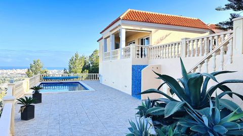 Descripción del objeto: Un verdadero paraíso para los que disfrutan de las vistas y la naturaleza. Desde esta villa, podrás disfrutar de unas vistas impresionantes al mar, al castillo de Dénia y a la bahía de Valencia/Gandía. Es una villa muy bien cu...