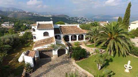 Description de l´objet: Sur un terrain de 2800m2 orienté vers le sud, se trouve cette villa rustique de 4 chambres à coucher, construite en demi-étage. La partie avant du terrain est spacieuse et dispose d'un garage, d'une porte d'entrée principale e...