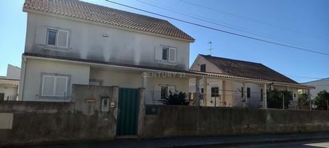 T3 HOUSE WITH ATTIC AND GARAGE + T5 HOUSE ( not registered in the documentation)- UNMISSABLE OPPORTUNITY IN FERNÃO FERRO If you are looking for a solid and versatile investment, this is the perfect opportunity for you! Located on the privileged Rua d...