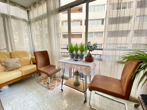 Appartement d'une chambre et d'une salle de bain, avec une cuisine ouverte intégrée au salon-salle à manger, donnant accès à une terrasse vitrée. Il se situe dans un immeuble avec ascenseur et rampes pour un accès facile. Son emplacement est excellen...