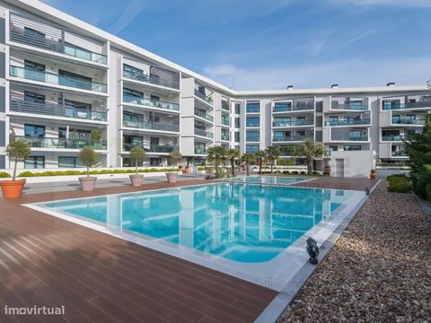 3 bedroom apartment in the gated community with swimming pool and security, São Miguel Residence, with excellent areas! Large living room with direct access to a pleasant terrace with direct access to the garden and swimming pools, fully equipped kit...