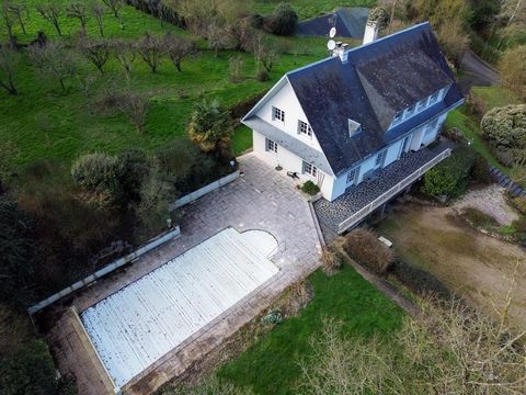 BELLE PROPRIETE AVEC VUE SUR LE CHATEAU DE SAINT LOUP LAMAIRE et LE VILLAGE Venez vous installer dans cette vaste maison familiale et décorez là à votre goût ! Vous apprécierez ses grands espaces ; Le rez de jardin est composé d'une vaste entrée, bea...