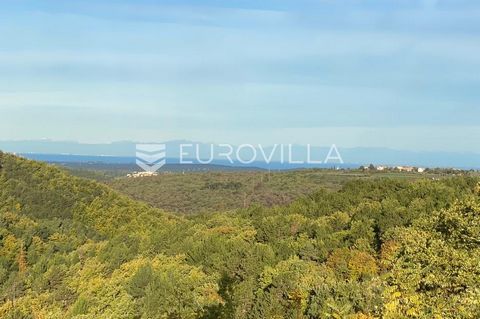 Located in a stunning position near the center of Grožnjan, this 1,279 m² building plot offers breathtaking views of the sea and unspoiled nature. Unobstructed view – In front of the plot lies a green area where construction is not allowed, ensuring ...