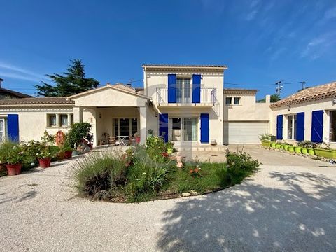 Saint-Rémy de Provence Virtual visit available on our website. Come and discover this very pretty Côte d'Azur-inspired villa within walking distance of the village. The property unfolds over the L-shaped plot, and comprises 2 separate dwellings, whic...