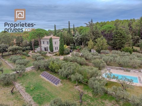 Située à L'Isle-sur-la-Sorgue, dans le quartier recherché de Saint Antoine, cette propriété domine le Luberon et les Alpilles et dispose d'un sublime jardin en restanques. Le rez-de-chaussée se compose d'une belle pièce ouverte lumineuse de 62 m² ave...