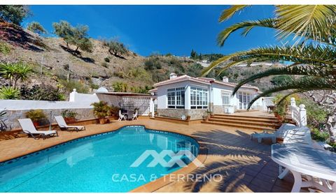 Villa de Rêve avec Vue Panoramique sur la Mer à Algarrobo Bienvenue dans la tranquillité et le luxe dont vous avez toujours rêvé. Cette magnifique villa, située dans un endroit privilégié à Algarrobo, offre des vues spectaculaires sur la mer et le ch...