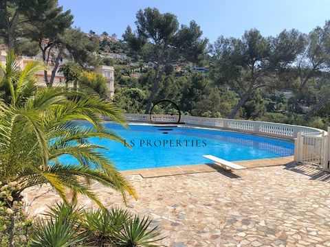 Splendide et spacieux appartement orienté plein sud, au dernier étage avec une immense terrasse de toit, partiellement couverte (plus cuisine d'été), offrant une somptueuse vue panoramique sur la mer, les îles, le parc et sa piscine. L'appartement bé...