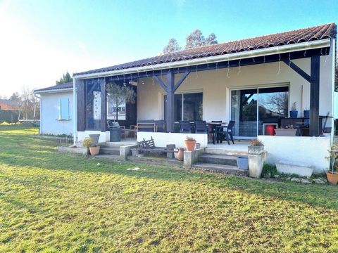 Very close to Monpazier and its amenities (school, doctors, shops), come and discover this beautiful single-storey house on a beautiful plot of 1500m² fully fenced with electric gate. A double garage and a carport are also present. House suitable for...