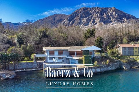 Moderne villa uit de jaren 50 te koop in Baveno, pieds dans l'eau, direct aan de Piemontese oever van het Lago Maggiore. Deze prestigieuze villa vertegenwoordigt een unieke kans voor degenen die een onherhaalbare locatie willen, in een van de mooiste...