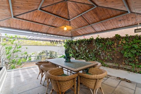 Luxury house for sale located in the Fort Pienc neighborhood area. It is distributed over three floors, offering spacious and bright spaces, as well as two terraces that provide privacy and allow you to enjoy unobstructed views. The architecture and ...