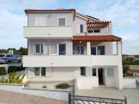 Primošten, apartment house with three two-bedroom apartments, total area 260 m2, with an auxiliary building 40 m2, swimming pool 45 m2, on a plot of 1000 m2.  In a quiet location, a few minutes drive from the old town of Primošten, this apartment hou...