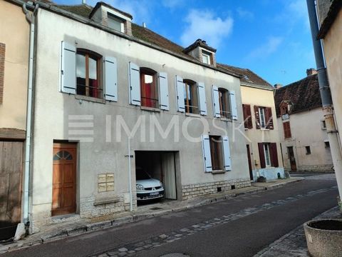 FERRIERES EN GATINAIS, investeringsgebouw bestaande uit 4 appartementen: Op het gelijkvloers: een binnenplaats met een fietsenstalling en een kelder. Een F2 VAN 51 m2 met een entree, een woonkamer, een slaapkamer, een keuken, doucheruimte, verhuurd 4...