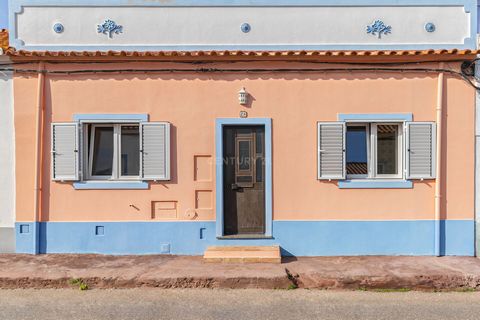 OPORTUNIDADE DE COMPRAR UMA CASA TRADICIONAL ALGARVIA RENOVADA, COM CONFORTO, HISTÓRIA E TRADIÇÃO. A Century 21 Universe tem o prazer de apresentar esta joia escondida de Silves, uma cidade pitoresca no coração do Algarve, repleta de história e belez...