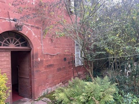 Maison de maître en pierres rouges au coeur de Meyssac