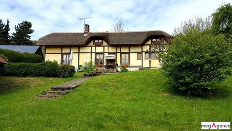 Maison traditionnelle normande à toit de chaume avec dépendances